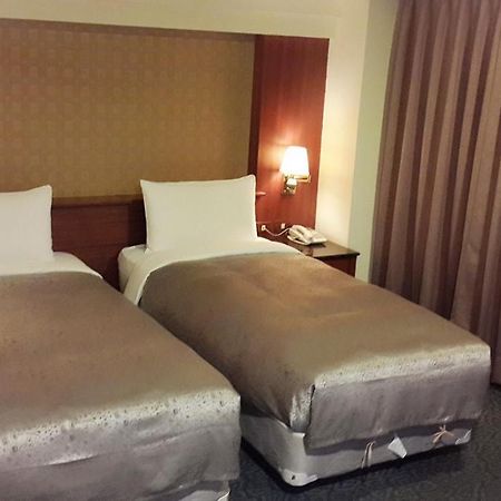 Jing Jing Holiday Hotel Kaohsiung Bagian luar foto