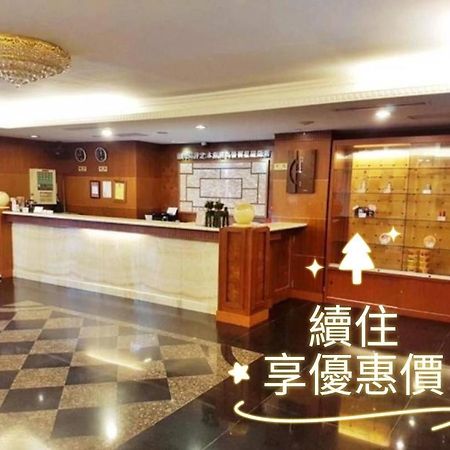 Jing Jing Holiday Hotel Kaohsiung Bagian luar foto