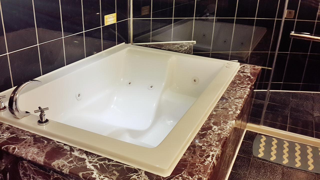 Jing Jing Holiday Hotel Kaohsiung Bagian luar foto
