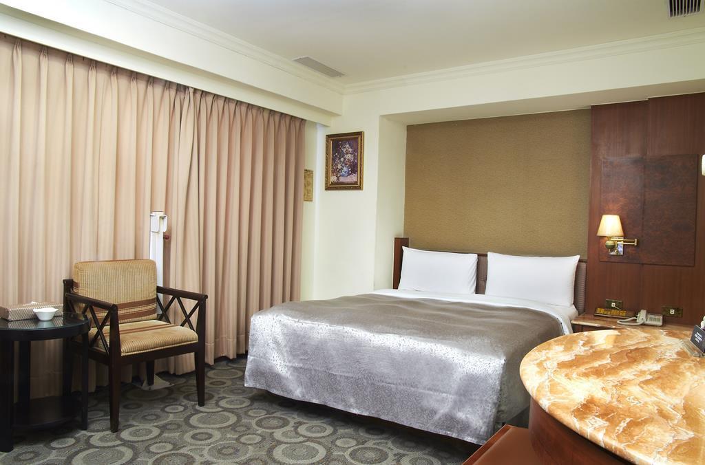Jing Jing Holiday Hotel Kaohsiung Bagian luar foto