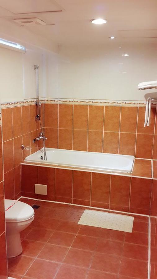 Jing Jing Holiday Hotel Kaohsiung Bagian luar foto