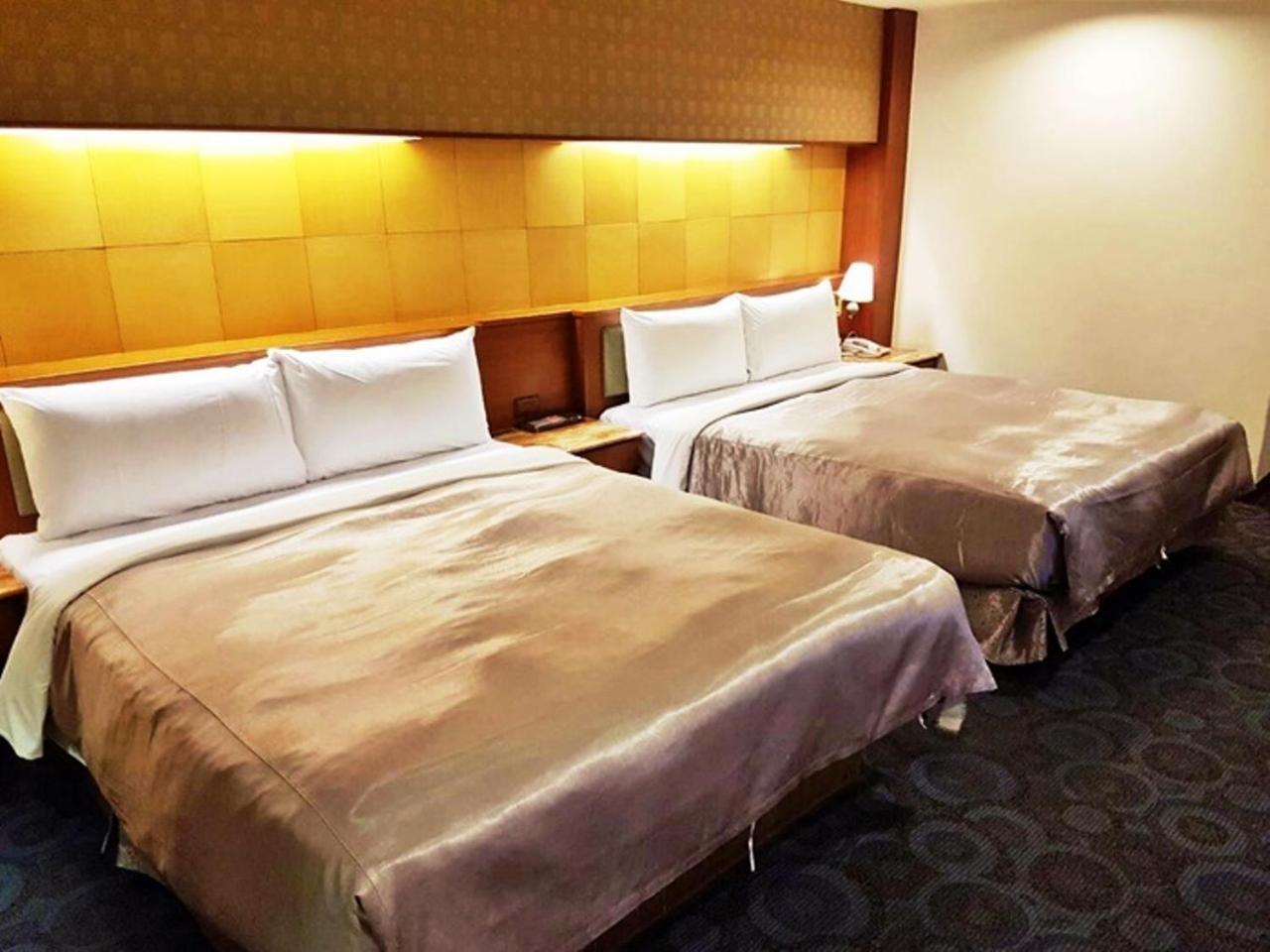 Jing Jing Holiday Hotel Kaohsiung Bagian luar foto