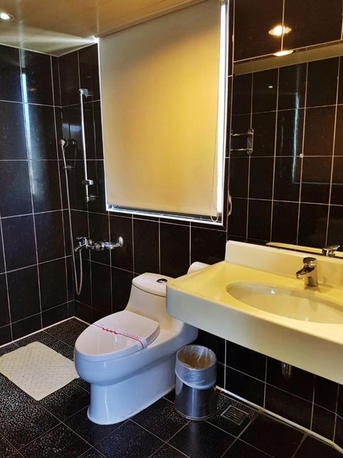 Jing Jing Holiday Hotel Kaohsiung Bagian luar foto