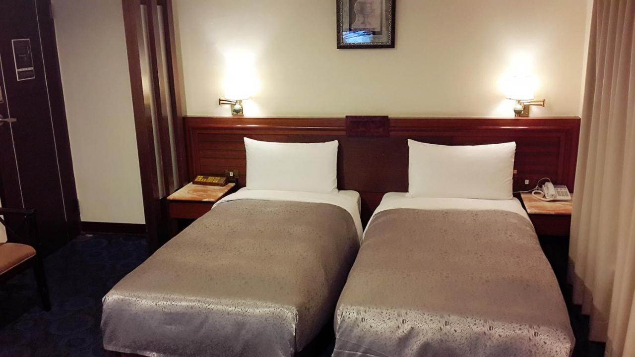 Jing Jing Holiday Hotel Kaohsiung Bagian luar foto
